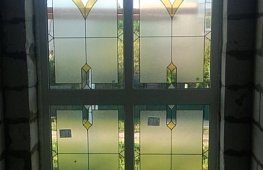 Ламинированные окна Рехау, стеклопакеты с витражом tab
