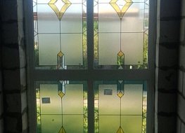 Ламинированные окна Рехау, стеклопакеты с витражом